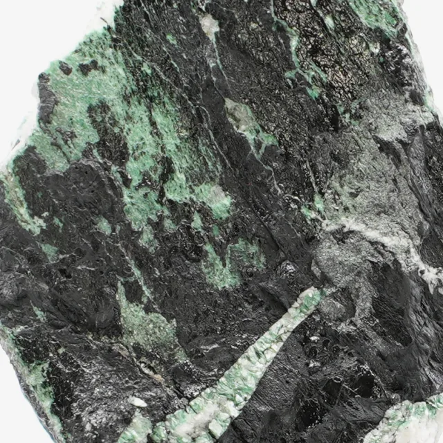 Detalle de fuchsita verde sobre la roca negra