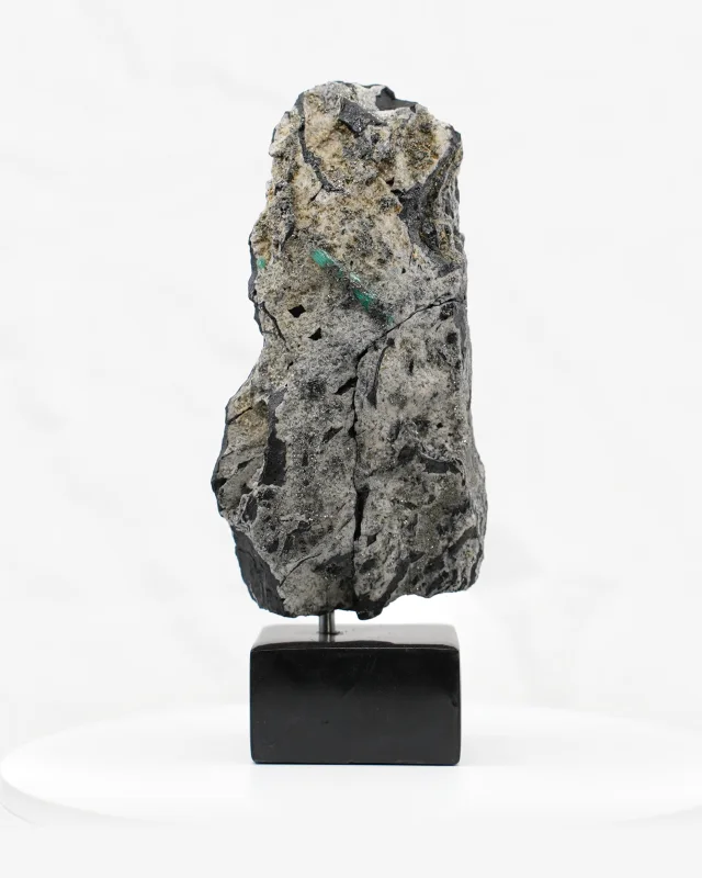 Pieza III: matriz clara con vetas verdes sobre base negra