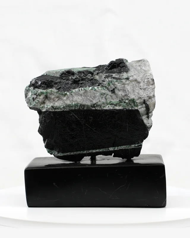 Pieza IV: bloque horizontal coronado por una banda de fuchsita
